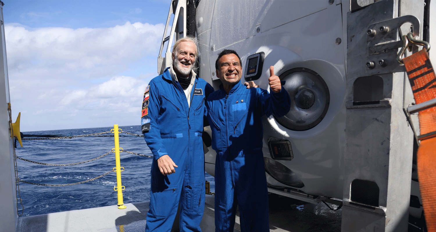 Osvaldo Ulloa junto a Víctor Vescovo en enero pasado antes de descender a la fosa de Atacama. Crédito: Caladan Oceanic / Instituto Milenio de Oceanografía